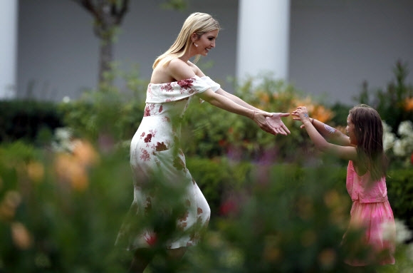 도널드 트럼프 미국 대통령의 장녀 이방카 트럼프가 22일(현지시간) 미국 워싱턴 백악관의 장미 정원에서 딸 아라벨라 로즈 쿠쉬너와 즐거운 한때를 보내고 있다. AP 연합뉴스