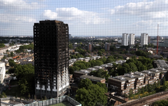 런던 아파트 화재 지난 19일 런던 서부 그렌펠 타워에서 발생한 화재는 4층에서 시작돼 불과 2∼3시간 만에 24층 건물 전체로 번졌다. 사진=AP 연합통신