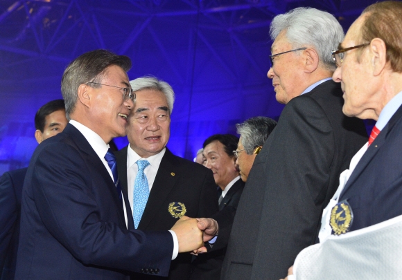 장웅 북한 IOC위원과 악수하는 문재인 대통령