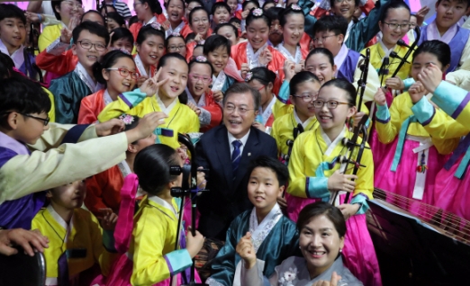[서울포토] 공연단원들과 사진 찍는 문재인 대통령