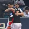 ‘훈계 논란’ 일축한 오재원, 1루서 이대호 포옹 (영상)