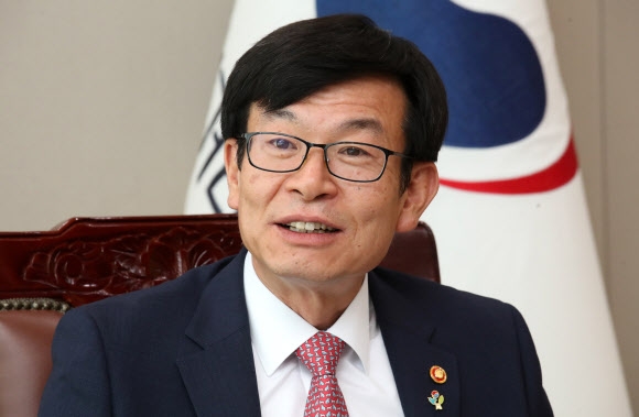 인터뷰하는 김상조 공정거래위원장