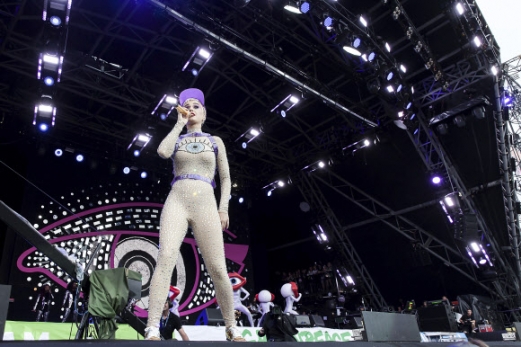 가수 케이티 페리가 24일(현지시간) 영국 서머싯 워디 팜에서 열린 ‘글래스턴베리 페스티벌’에서 열정적인 공연을 펼치고 있다. AP 연합뉴스