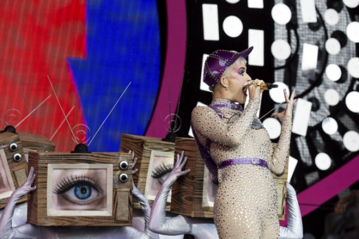 가수 케이티 페리가 24일(현지시간) 영국 서머싯 워디 팜에서 열린 ‘글래스턴베리 페스티벌’에서 열정적인 공연을 펼치고 있다. AP 연합뉴스