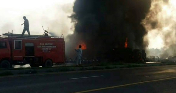 25일(현지시간) 오전 파키스탄 동부 물탄시에서 남서쪽으로 100㎞ 떨어진 바하왈푸르 지역 고속도로에서 전복된 유조차가 폭발해 화염이 일고 있다. 폭발은 담배꽁초 불로 발생한 것으로 추정되며 주민들이 기름을 얻기 위해 유조차로 몰려들면서 최소 148명이 사망했다. 바하왈푸르 신화 연합뉴스