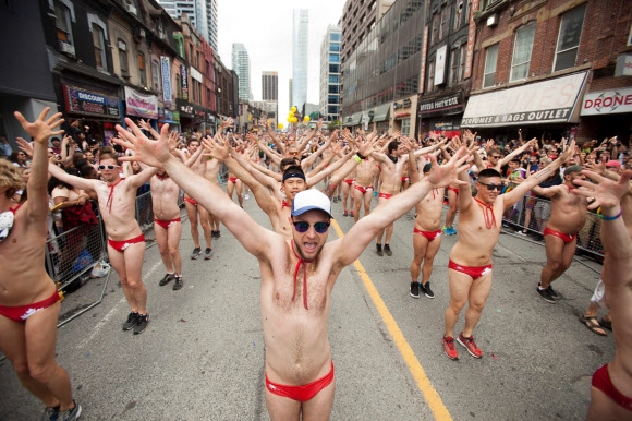 25일(현지시간) 캐나다 온타리오주에서 열린 토론토 프라이드 퍼레이드(Pride Parade)에서 남성들이 춤을 추고 있다. AFP 연합뉴스