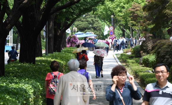 [서울포토] 전면개방된 청와대 앞길 걷는 시민들