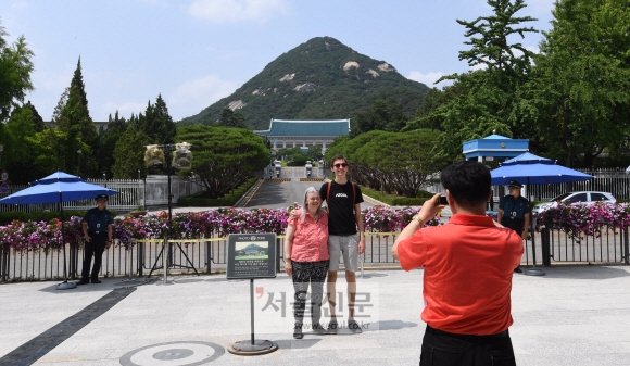 [서울포토] 청와대 배경으로 기념사진찍는 외국인 관광객