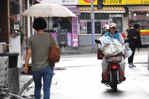 [서울포토] ‘비 오는 날에도’…집배원은 달린다