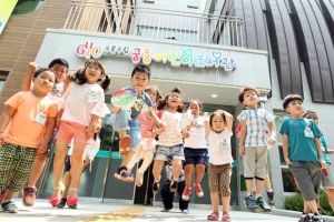 자연 속에서 책 읽는 구로 어린이