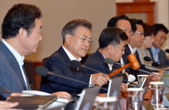 미국 순방을 앞둔 문재인 대통령이 27일 집권 후 처음으로 주재한 국무회의에서 회의 시작을 알리고 있다.  안주영 기자 jya@seoul.co.kr