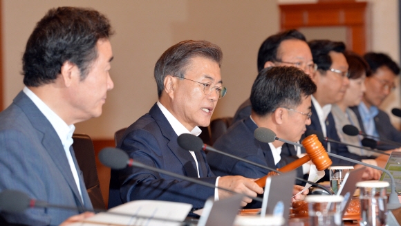문재인 대통령이 27일 집권 후 처음으로 주재한 국무회의에 참석, 회의 시작을 알리는 의사봉을 두드리고 있다.  안주영 기자 jya@seoul.co.kr