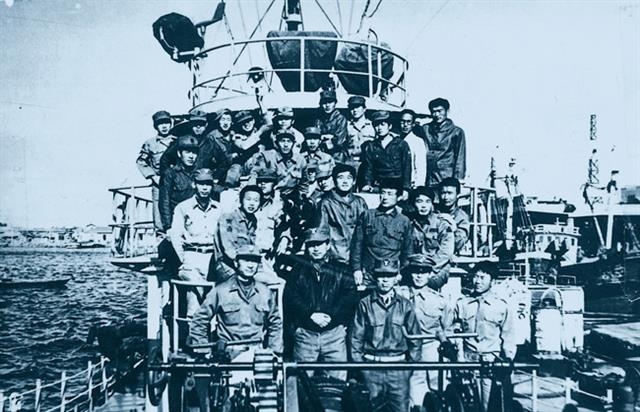 실종 승조원 18명도 돌아올까  1974년 6월 28일 북한 해군 함정의 기습 도발로 침몰한 863함과 승조원들. 피격 전 마지막 출항일인 6월 26일에 찍은 단체 사진. 해경 제공