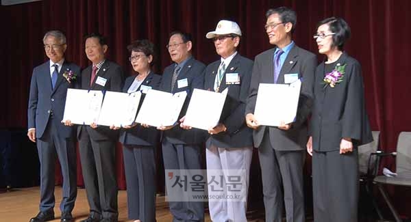 27일 서울신문사가 주최하고 국가보훈처 서울지방보훈청이 후원하는 제44회 서울보훈대상 시상식이 서울 백범김구기념관 대회의실에서 열려 수상자들과 함께 김영만 서울신문사장과 피우진 국가보훈처장이 기념촬영을 하고 있다.