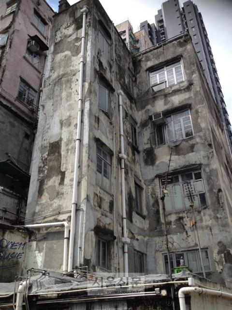 중국 선전과 인접한 홍콩 신계 성수이 지역의 노후 아파트. 중국의 부자들이 좋은 집을 사들이는 바람에 홍콩의 서민들은 40년 된 낡고 좁은 아파트에서 3~4가구가 함께 살고 있다.