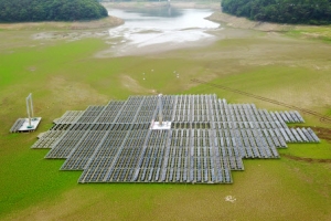 물에 떠 있어야 할 태양광 발전소가…