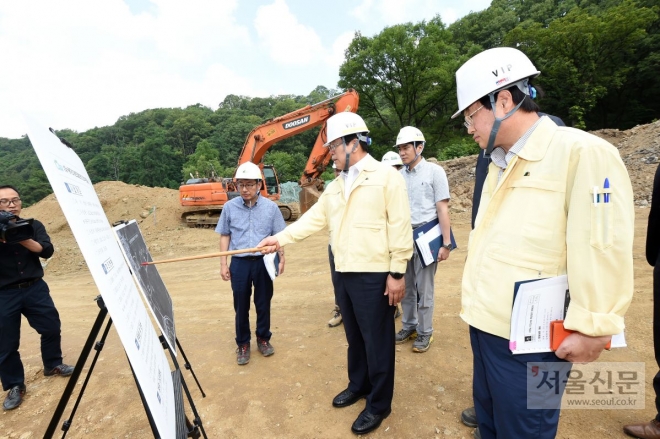 조억동(오른쪽서 2번째)시장은 철저한 안전관리로 사고를 방지하고 사업을 조기에 준공하여 시민들의 통행불편이 최소화되도록 노력할 것을 당부했다.                       (광주시 제공)