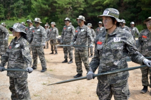 “나도야 귀신잡는 해병” 탈북 대학생들의 이색 해병대 병영체험