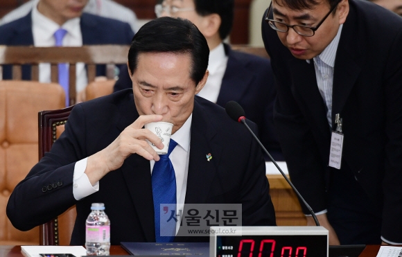 송영무 국방부 장관 후보자가 28일 오전 국회 국방위원회 인사청문회에 참석, 답변을 준비하던 중 물을 마시고 있다. 이종원 선임기자 jongwon@seoul.co.kr