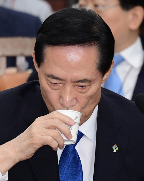 “목 타네”…물 마시는 송영무 국방부 장관 후보자