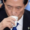 [서울포토] “목 타네”…물 마시는 송영무 국방부 장관 후보자