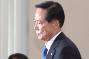 [서울포토] 퇴장하는 송영무 국방부 장관 후보자