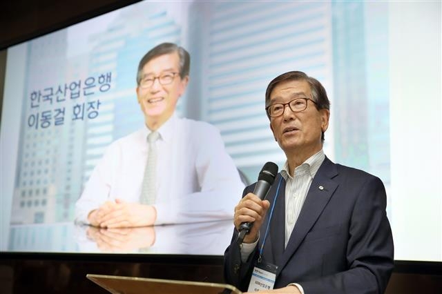 이동걸 산업은행 회장이 서울 여의도 산업은행 본점 1층 스타트업IR센터에서 벤처기업 투자 유치 플랫폼 ‘KDB넥스트라운드’에 대해 소개하고 있다. 산업은행 제공