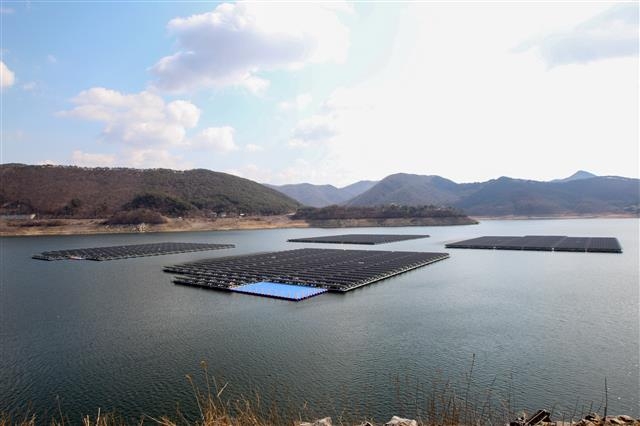 한국수자원공사가 국내 최초로 개발해 운영 중인 보령댐 수상 태양광시설. 한국수자원공사 제공