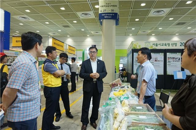 송재형 서울시의회 교육위원회 부위원장이 27일부터 29일까지 삼성동 코엑스에서 열리는 2017 학교급식 박람회 현장을 방문, 관계자들과 의견을 나누고 있다.