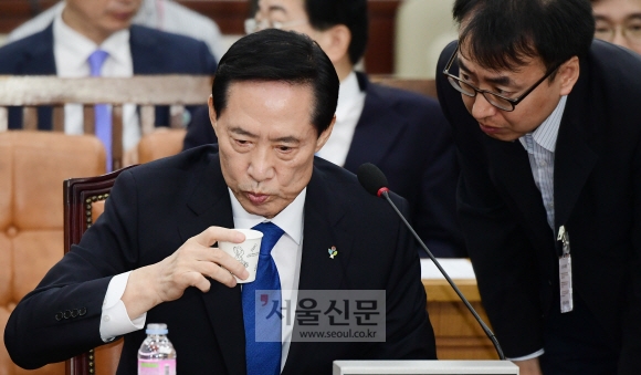 송영무 국방부 장관 후보자가 28일 국회 국방위원회에서 열린 인사청문회에서 의원들의 질의에 대한 답변을 논의하고 있다. 이종원 선임기자 jongwon@seoul.co.kr