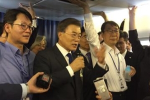 심한 난기류에도 굴하지 않는 文 대통령