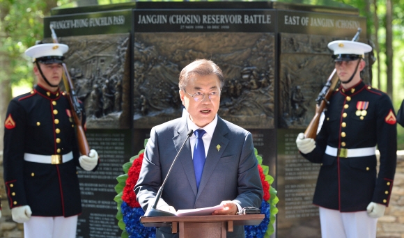 장진호 전투 기념비에 헌화한 뒤 기념사를 하는 문재인 대통령
