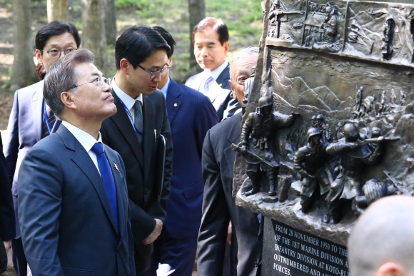 미국 순방중인 문재인 대통령이 28일 오후 미 국립 해병대 박물관을 방문해 장진호 전투 기념비를 돌아보고 있다. 2017. 6. 29 콴티코=안주영 기자 jya@seoul.co.kr