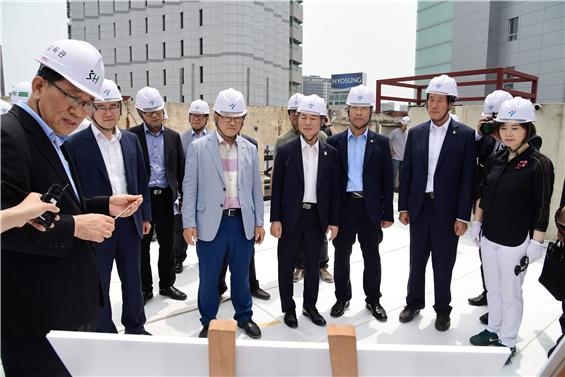 김정태 서울시의회 도시계획관리위원장((오른쪽 네번째) 등 소속 위원들이 28일 신문로 돈의문 박물관마을 조성현장을 찾아 공사현황을 점검하고 있다.