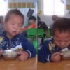 ‘꾸벅꾸벅’ 식사 중 졸음과 씨름하는 아이