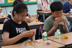 [서울포토] ‘급식 대신 빵 먹어요’…학교비정규직 노조 총파업