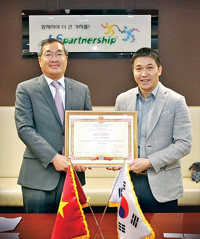 서울 삼성동 LS 대회의실에서 이광우(왼쪽) LS 부회장이 판 아잉 선 인민원조조정회 파콤 대표로부터 사회공헌 우수기업 표창장을 받고 있다.