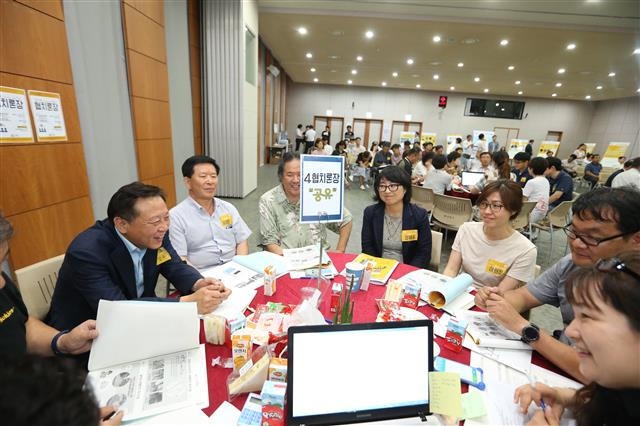 차성수(왼쪽) 금천구청장이 지난 28일 금천구청 대강당에서 열린 ‘100인 공론 협치론장’에서 지역 주민들과 마을 문제에 대해 토론하고 있다. 금천구 제공