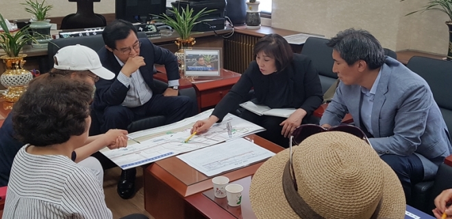 김혜련 서울시의원이 28일 최영수 정책연구위원장과 개나리아파트 주민들과 함께 아파트 일대 안전문제에 대해 토론하고 있다.