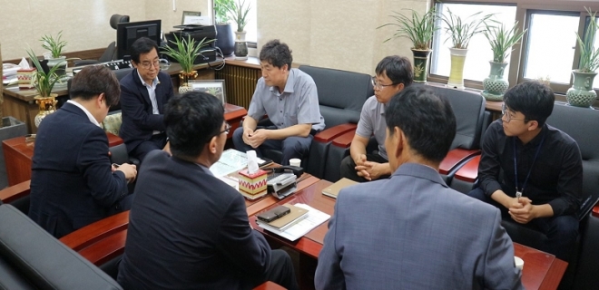 최영수 서울시의회 정책연구위원장이 28일 동작트인이시아 주택조합과 관련, 조합측과 시 관계자와 함께 건축계획변경에 따른 문제점을 논의하고 있다.