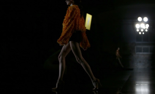 28일(현지시간) 스페인 바르셀로나에서 열리고 있는 ‘바르셀로나 패션위크’에서 패션 브랜드 ‘Pilar del Campo’의 의상을 입은 모델이 런웨이를 걷고 있다.<br>AP 연합뉴스