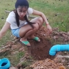 PVC 파이프 이용해 물고기 잡는 여성 화제