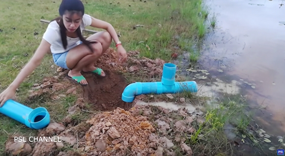 PVC 파이프 이용해 물고기 잡는 여성 화제
