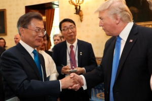 역시 기 싸움...문대통령, 세계가 주목한 트럼프와의 첫 악수 ‘4초’간