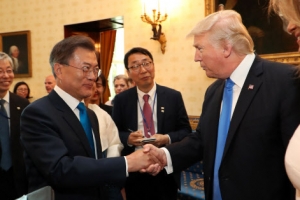 문재인-트럼프, 5번의 ‘악수 대결’…하얗게 변한 손, 얼마나 세게 잡았길래