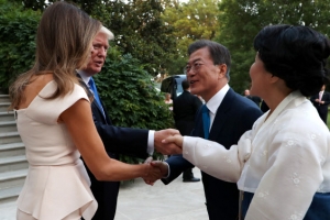 “가짜뉴스로 고생”···한미정상 격하게 공감