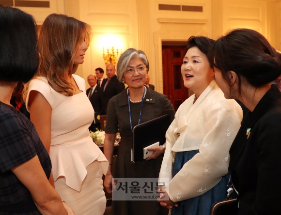 문재인 대통령과 부인 김정숙 여사가 29일 오후(현지시간) 백악관에서 열린 만찬을 마치고 도널드 트럼프 미국 대통령 부인 멜라니아 여사와 환담하고 있다. 워싱턴=안주영 기자 jya@seoul.co.kr