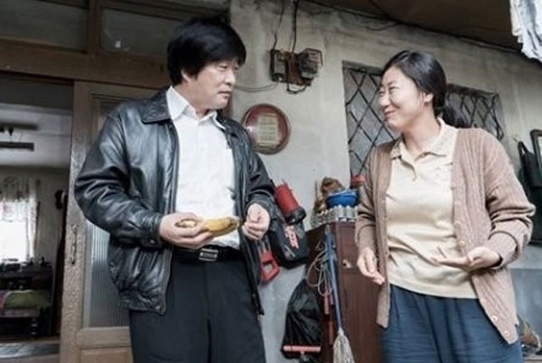 영화 ‘보통사람’ 중 한 장면. 부부로 출연한 배우 손현주와 라미란