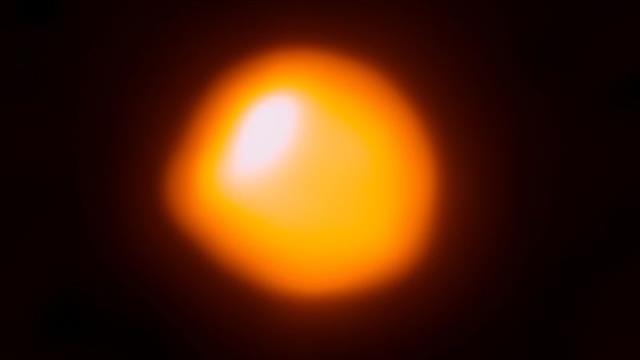 천문학자들의 사랑을 듬뿍 받으면서도 점 수준 이상으로 그 자태를 내비치지 않던 베텔게우스가 본연의 모습을 처음 드러냈다. 사진 ALMA(ESO/NAOJ/NRAO)/E.O’Gorman/P.Kervella)