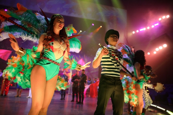 연예인들이 30일(현지시간) 중국 하얼빈에서 ‘Wanda Cultural Tourism City or Wanda City’ 오프닝 동안 공연을 펼치고 있다. EPA 연합뉴스